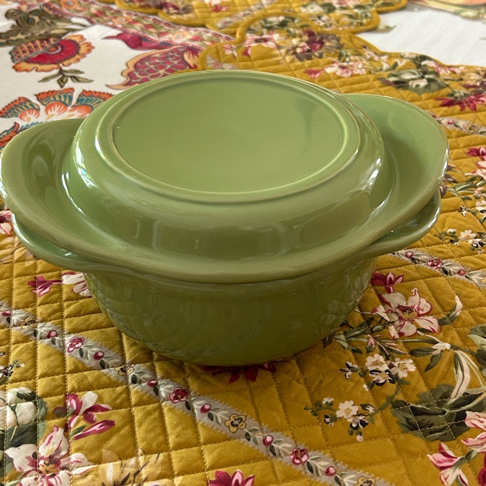 Chantal 3 cup Make & Take covered casserole